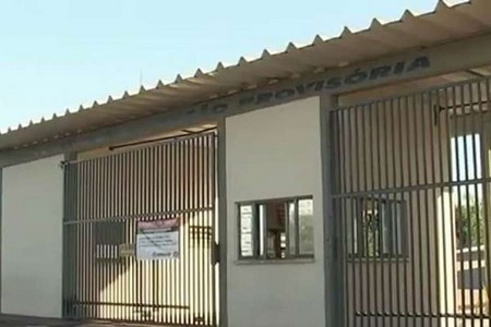 Auxiliar de limpeza é detida ao tentar entrar em presídio com chips de celular dentro de Bíblia