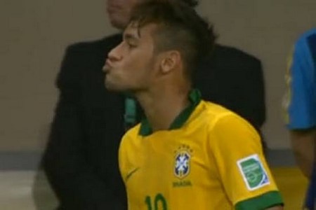 Neymar manda beijos, Paulinho decide, Brasil bate Uruguai e vai à final