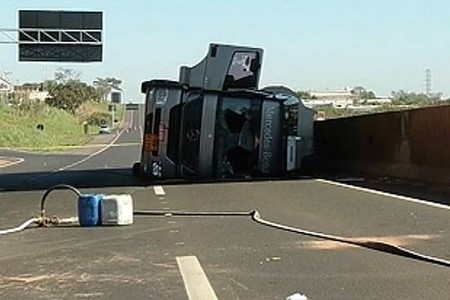 Caminhão carregado com etanol tomba em rodovia de Votuporanga