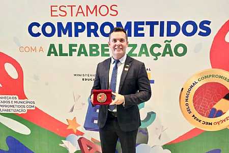 Macedônia é Destaque Nacional na Educação: Marcomini Recebe Selo de Compromisso com a Alfabetização