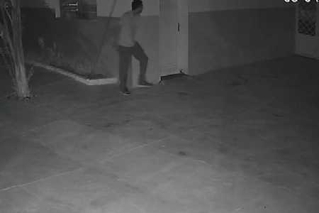 Câmera de segurança flagra homem invadindo escola e furtando chocolates que seriam doados para crianças