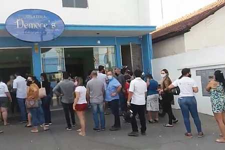 Moradores compram 3 mil picolés para ajudar dono de sorveteria que teve energia cortada