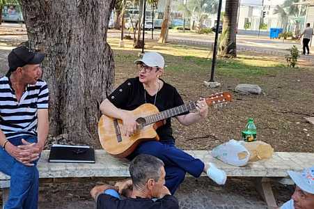 Psicóloga transforma vida de pessoas em vulnerabilidade social por meio da música: ´Acolhidas e incluídas´