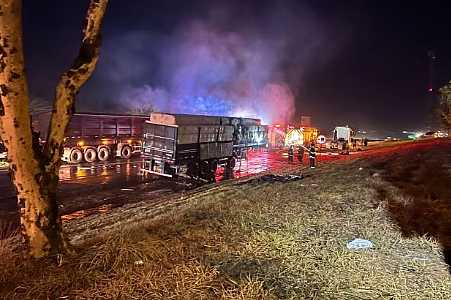 Incêndio em caminhão carregado com algodão causa interdição parcial da SP-310 em Rio Preto