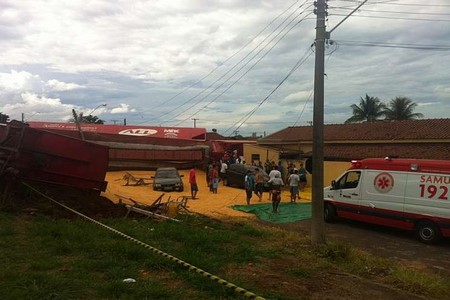 Trem carregado com milho descarrila e atinge várias casas em Rio Preto