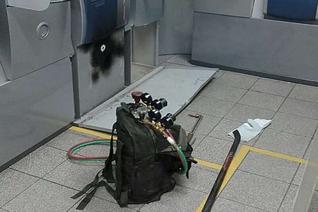 Com criminosos foram apreendidos equipamentos para cortar os caixas. Quatro homens e uma mulher foram presos.