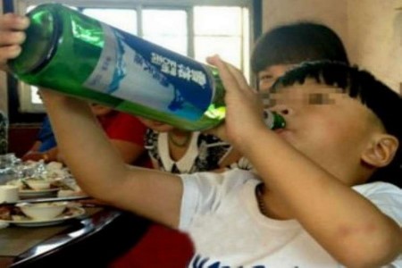 Chinês de apenas dois anos pode ser o alcoólatra mais novo do mundo, segundo jornal inglês