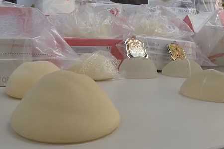 Indústria farmacêutica é condenada a indenizar modelo após implante de silicone com risco de câncer