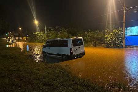 Chuva causa alagamentos e interdição parcial de avenida na Zona Norte de Rio Preto