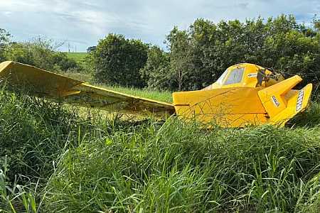Avião agrícola faz pouso forçado em área de vegetação no interior de SP