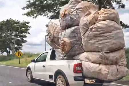 Picape é flagrada transportando carga de forma irregular em Urupês