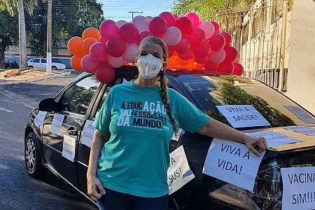 ”É um dos momentos mais emocionantes da minha vida”, diz professora que decorou carro com balões e mensagens para receber a vacina