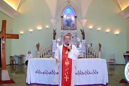 Padre critica proibição de fiéis em igreja e culpa comunistas: ´Bando de vagabundos´