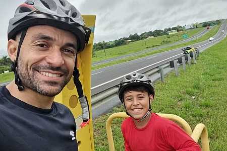 Em bicicleta, pai e filho viajam mais de 300 quilômetros do interior de SP até a praia