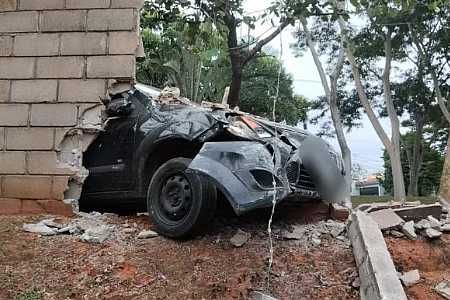 Homem perde controle de carro e atinge muro de condomínio ao tentar salvar flores que comprou para o Dia das Mães: Eram uma lembrança