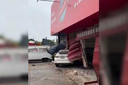 Carro invade oficina mecânica após motorista perder controle da direção em Araçatuba