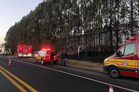 Perua bate em carreta e dois morrem carbonizados