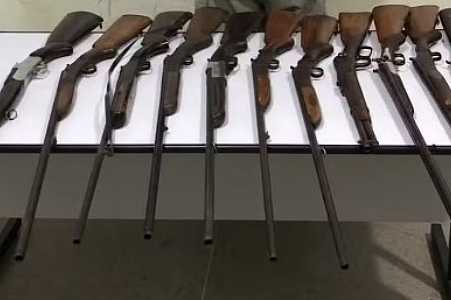 Denúncia de violência doméstica leva polícia a encontrar arsenal de espingardas e carabinas e homem é preso