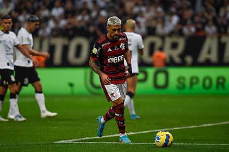 Corinthians e Flamengo empatam em jogo com apagão e recorde de público