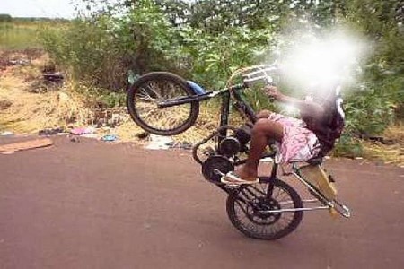 Menor infrator bate em viatura da PM em fuga com motocicleta