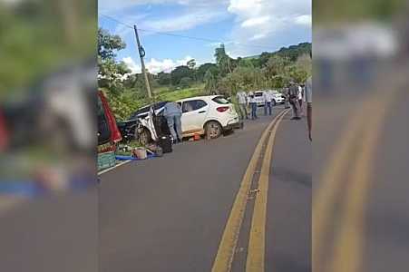 Idoso morre em acidente entre carro e caminhonete em rodovia do interior de SP