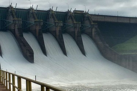 Após três dias abertas, Furnas fecha comportas da usina de Marimbondo