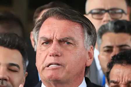 Bolsonaro passa por cirurgia no intestino neste domingo