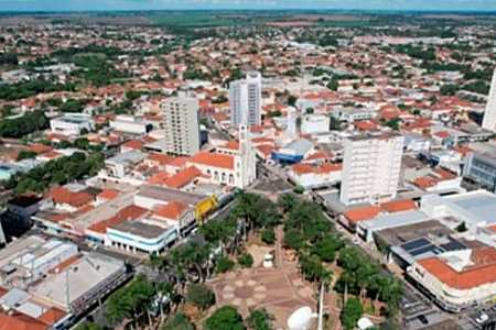 Menina de 1 ano e 8 meses morre atropelada acidentalmente pelo pai na garagem de casa