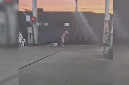 Homem é preso após ser filmado agredindo e arrastando namorada pelos cabelos em posto de combustível
