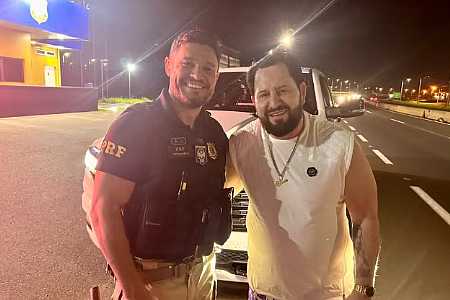 Policial que abordou Marrone em blitz e pediu foto diz que reconheceu o cantor assim que ele abaixou o vidro: ´Situação inusitada´