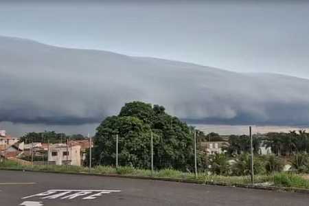 Nuvem gigante com aparência de ‘onda’ que parece ´engolir´ cidade chama atenção no interior de SP