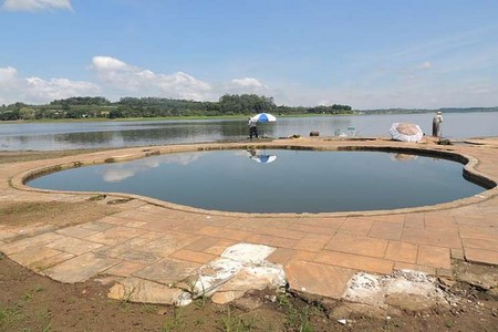Baixo nível de represa revela até piscina antiga em Mogi das Cruzes