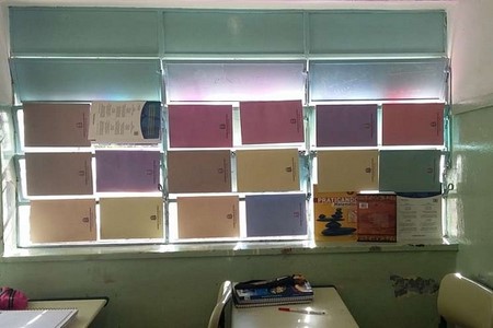 Alunos improvisam cortinas com apostilas em escola de Rio Preto