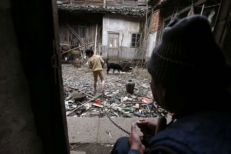 Menino de 11 anos é mantido acorrentado por família na China
