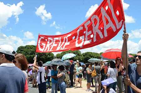 Universidades e institutos federais marcam greve a partir de segunda