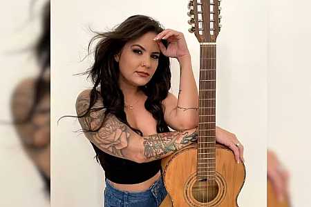 Cantora sertaneja morre ao capotar o carro em vicinal no interior de SP