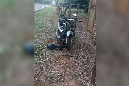 Seringueiro é entubado na UTI após carro invadir contramão e bater de frente com moto no interior de SP