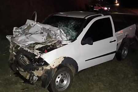 Jovem de 22 anos morre após batida entre picape e caminhão em Zacarias