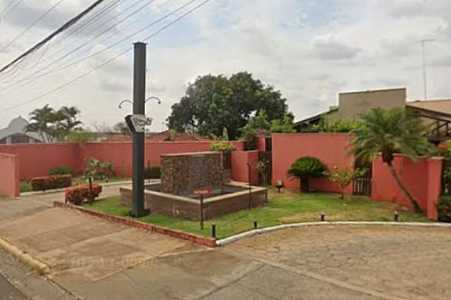 Homem que morreu em suíte de motel estava com mulher e pastor, que arrombou portão para fugir