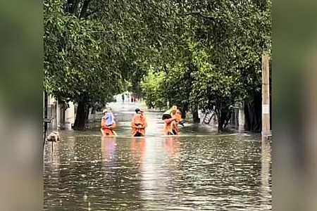 Crianças são resgatadas após transbordamento da Lagoa das Flores em Araçatuba