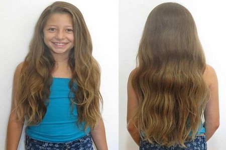 Criança deixa cabelo crescer para doá-lo a hospital do câncer em SP