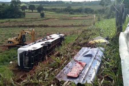 Acidente com ônibus de sacoleiros deixa dois mortos e 15 feridos na rodovia Marechal Rondon