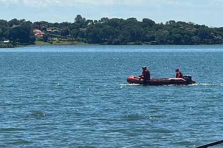 Pescador desaparece na água após cair no rio e amigo dele é resgatado por barco no interior de SP