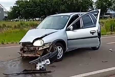 Carro bate em ônibus, roda na pista e atinge outro veículo em rodovia de Birigui