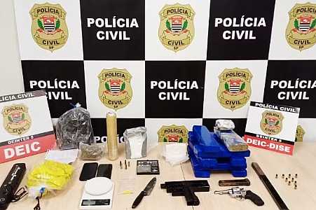 Polícia Civil prende suspeitos por tráfico de drogas em Tanabi; submetralhadora foi apreendida