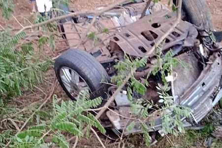 Casal morre após carro bater em árvore e capotar em rodovia da região