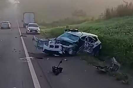 Acidente entre carro que transportava pacientes e carreta deixa mortos e feridos na SP-425