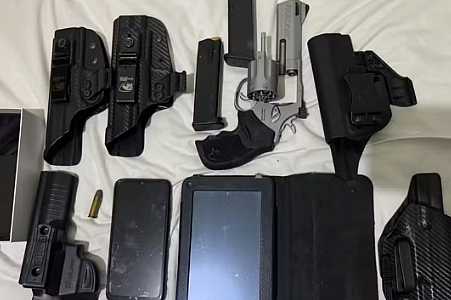 Polícia apreende arma, munição e celulares em ação contra policial penal réu por matar homem em frente a bar
