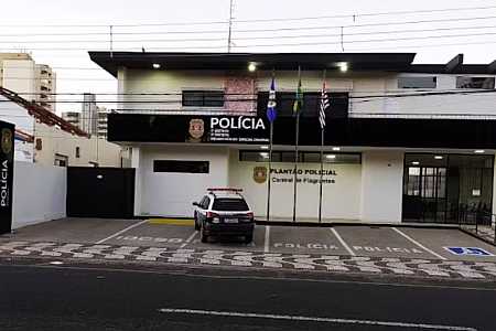 Mãe e padrasto são presos suspeitos de envolvimento no estupro de jovem