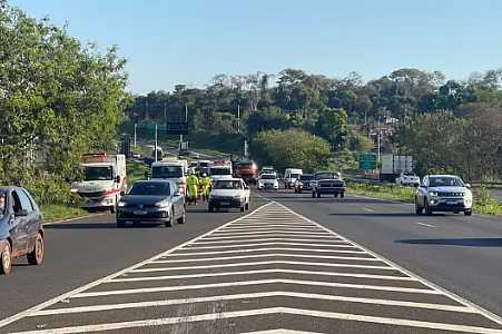 Homem morre atropelado ao parar carro no acostamento para pegar tambor que caiu de caminhão em rodovia